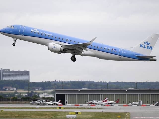 KLM schrapt donderdag vanaf het begin van de middag alle aankomende en vertrekkende vluchten vanwege Ciarán.