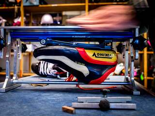 Bij de schaatsenspecialist is het ronden en slijpen aan de lopende band