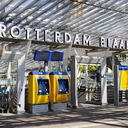 Brand in trein op station Rotterdam Blaak, machinist rook ingeademd