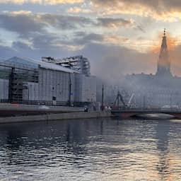 Beursgebouw Kopenhagen grotendeels verwoest, brandweer nog aan het blussen