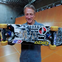 Skateboard dat Tony Hawk gebruikte tijdens iconische truc levert recordbedrag op
