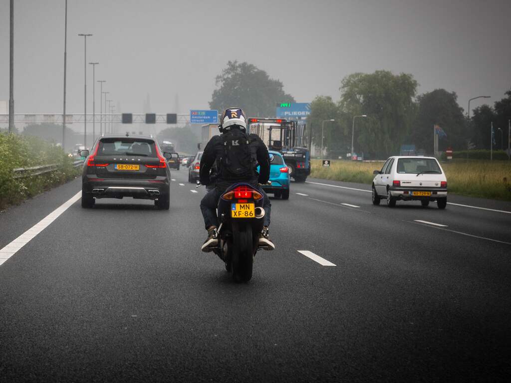 Code geel tot ochtendspits vanwege gladheid in groot deel van het land