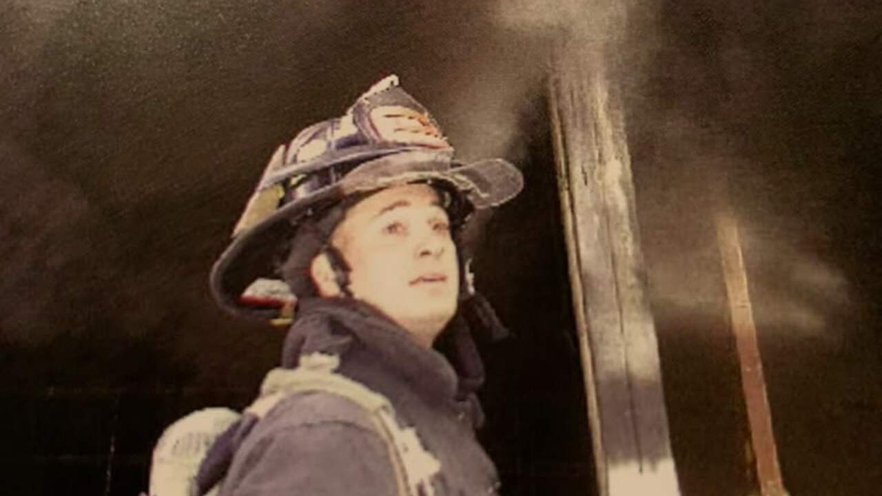 Foto bij New Yorkse brandweerman vecht 25 jaar na 9/11 nog altijd tegen de gevolgen: 'Ik ben er nog'