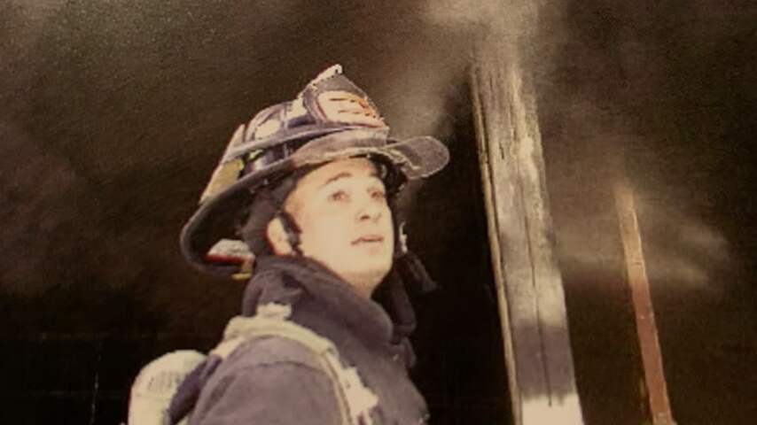 Foto bij New Yorkse brandweerman 25 jaar na 9/11: 'Alsof je op een filmset stond'