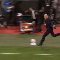 Uitzinnige Zidane verklaart 'belachelijke' viering, Van Bommel tevreden na verlies