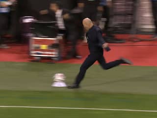 Uitzinnige Zidane verklaart 'belachelijke' viering, Van Bommel tevreden na verlies