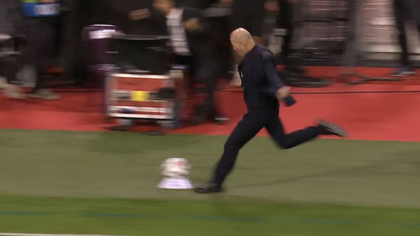 Uitzinnige Zidane verklaart 'belachelijke' viering, Van Bommel tevreden na verlies