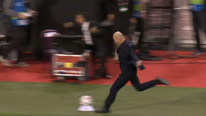 Foto bij Uitzinnige Zidane verklaart 'belachelijke' viering, Van Bommel tevreden na verlies