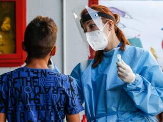 Wederom minder nieuwe positieve coronatests en ziekenhuisopnames