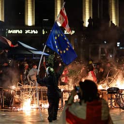Groot antiregeringsprotest in Georgië: betogers proberen paleis te bestormen