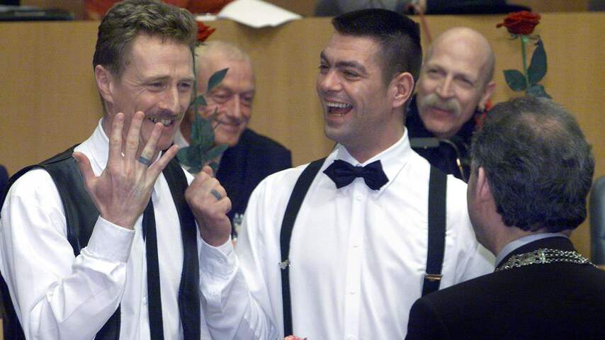 Eerste homohuwelijk op 1 april 2001