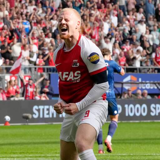 Illustratie bij: AZ wint nipt van Telstar in emotioneel duel door steunbetuiging aan Koeman jr.