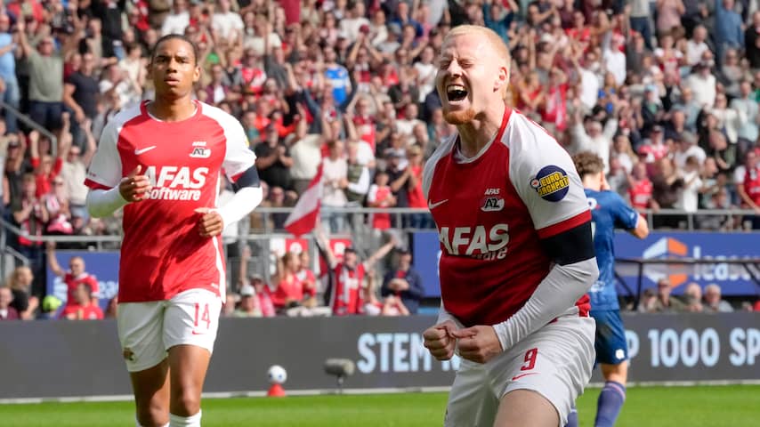 Foto bij AZ wint nipt van Telstar in emotioneel duel door steunbetuiging aan Koeman jr.