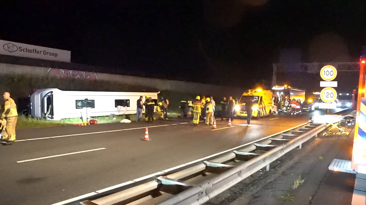 Ernstig ongeluk met Oostenrijkse touringcar op A28 bij Wezep, meerdere gewonden