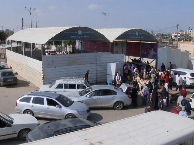 De eerste buitenlanders hebben de Gazastrook kunnen verlaten. Zo'n 400 buitenlanders en mensen met een dubbele nationaliteit zouden gebruik kunnen maken van de opening van de grens.