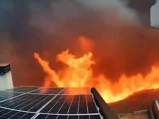 Camera op dak van Spaanse woning filmt snel oprukkende natuurbrand
