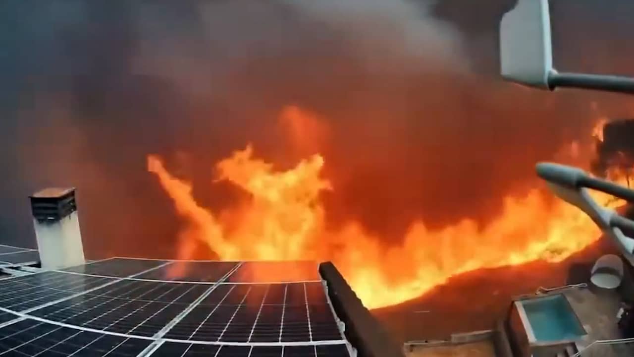 Camera op dak van Spaanse woning filmt snel oprukkende natuurbrand