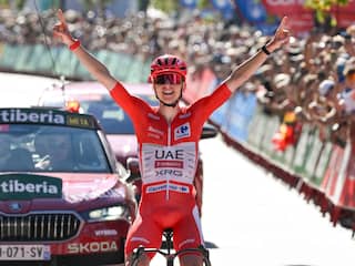 Pogacar declasseert concurrentie met indrukwekkende solo in bergrit Vuelta