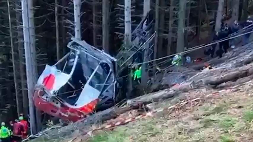 Hulpdiensten bij rampplek na neerstorten cabine kabelbaan in Italië
