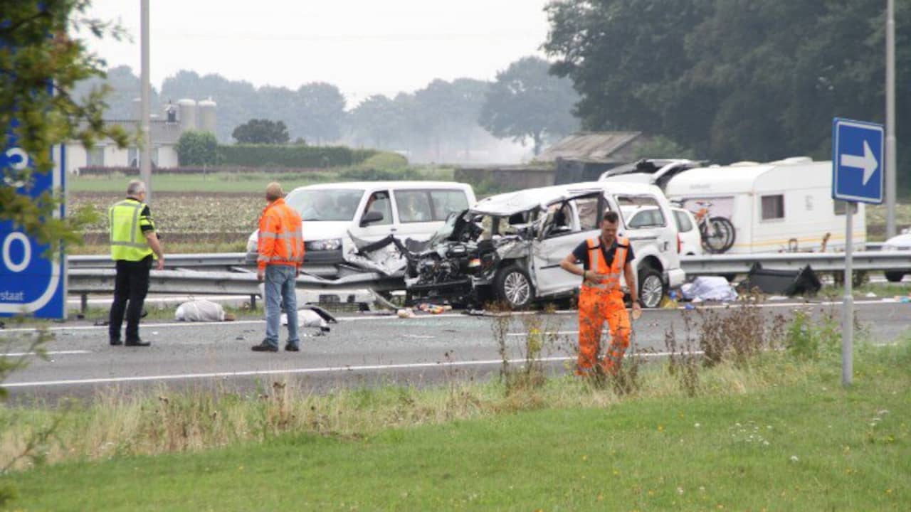 A73 bij Venray twee uur dicht na ernstig ongeluk
