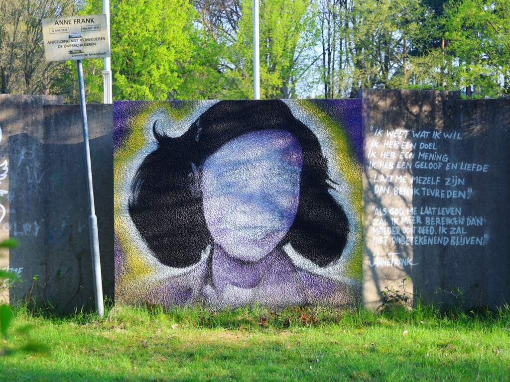 Gezicht van Anne Frank op muurschildering langs A28 in Amersfoort uitgewist