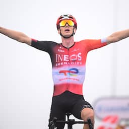 Thymen Arensman soleert naar indrukwekkende zege in zware bergrit Tour