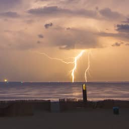 Duitser (60) overleden door blikseminslag op strand Zeeuwse badplaats Renesse