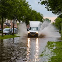 Ondergelopen straten in Zuid-Nederland door noodweer, code geel ingetrokken