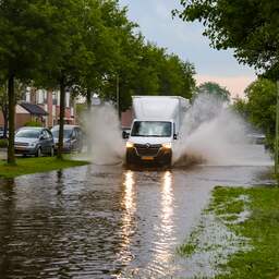 Ondergelopen straten in Zuid-Nederland door noodweer, code geel ingetrokken