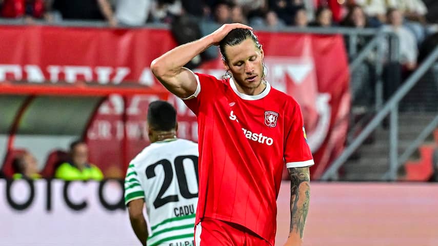 Geëmotioneerde Weghorst baalt na debuut voor Twente: 'Had meer in gezeten'