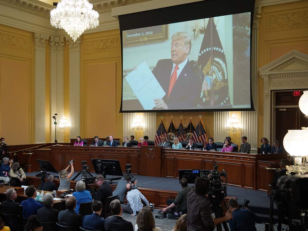 Tweede hoorzitting Capitool-bestorming: Trump noemt onderzoek 'aanfluiting'