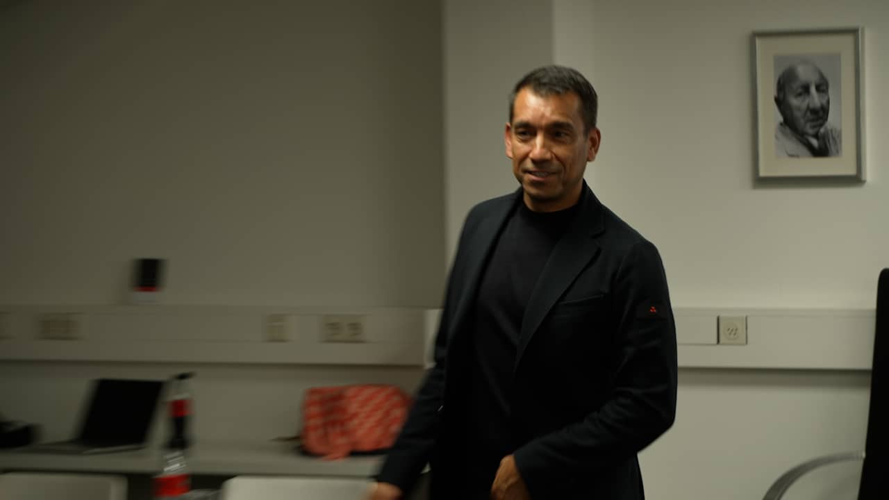 Giovanni van Bronckhorst grapt over landstitel en persconferentie