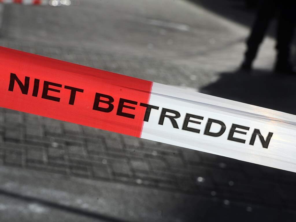 Bouwkraan in Leusden zakt weg en dreigt om te vallen, twintig woningen ontruimd