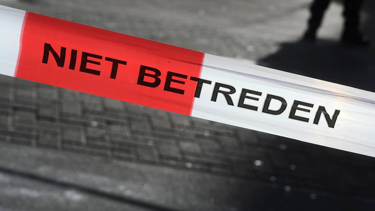 Man (89) wordt onwel en rijdt begraafplaats op, twintig graven beschadigd
