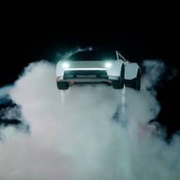 Video | Nieuwe Tesla vliegt door de lucht en landt veilig tijdens presentatie