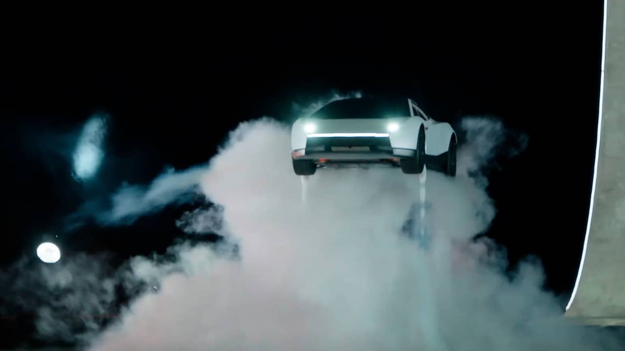 Nieuwe Tesla vliegt door de lucht en landt veilig tijdens presentatie