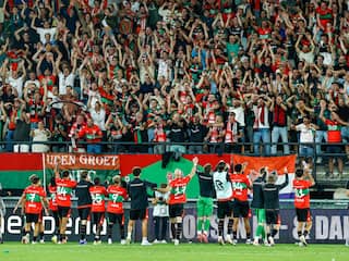 NEC-spelers vieren winst op Olympiacos met fans in Goffertstadion