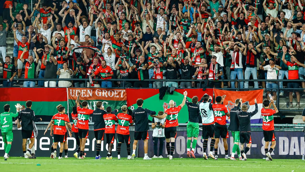 NEC-spelers vieren winst op Olympiacos met fans in Goffertstadion