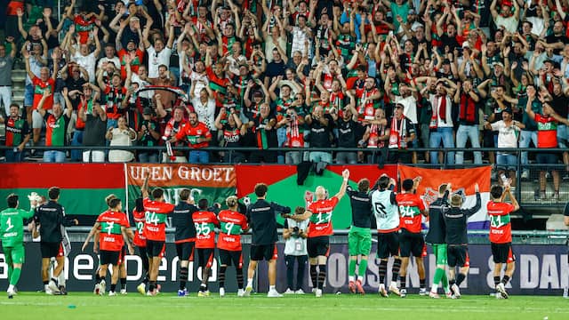 NEC-spelers vieren winst op Olympiacos met fans in Goffertstadion