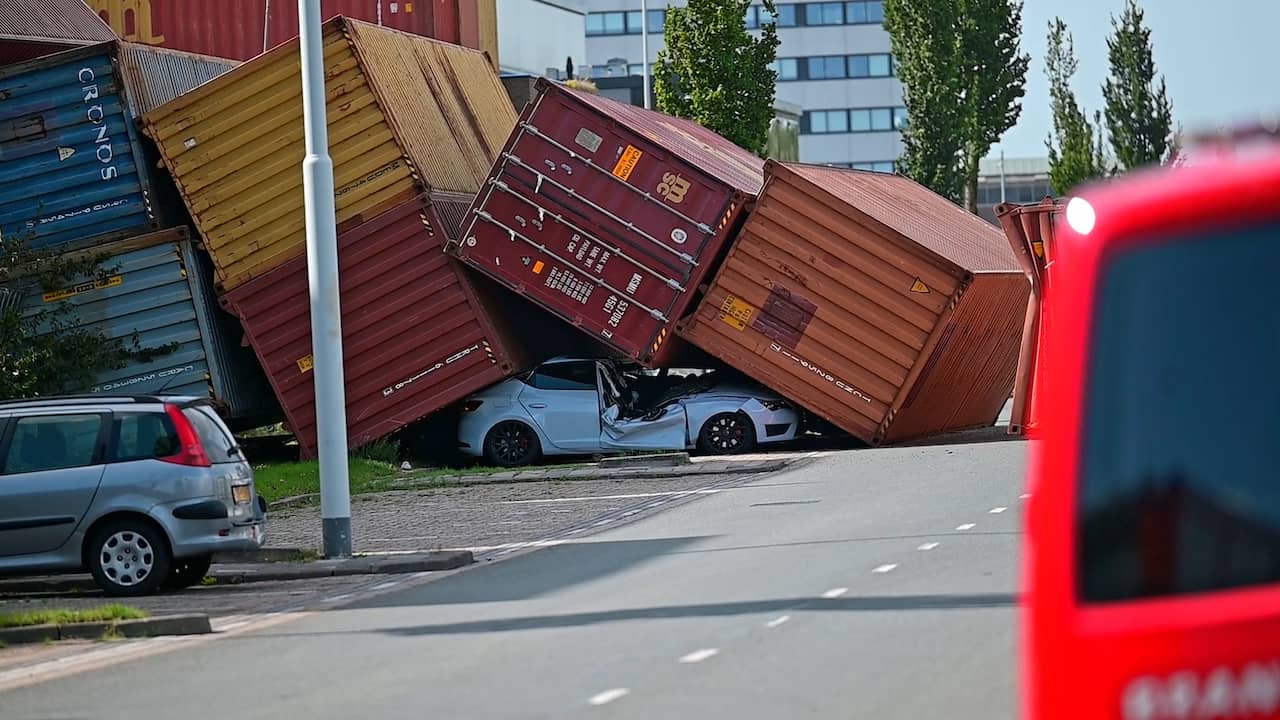 Beeld uit video: Omgewaaide containers pletten auto's in Rotterdamse haven
