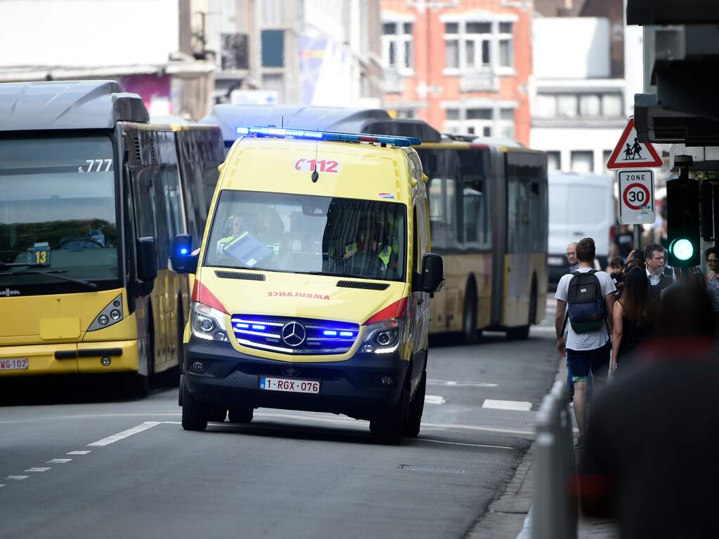 Daarna vluchtte de man een school in en gijzelde hij een schoonmaker.