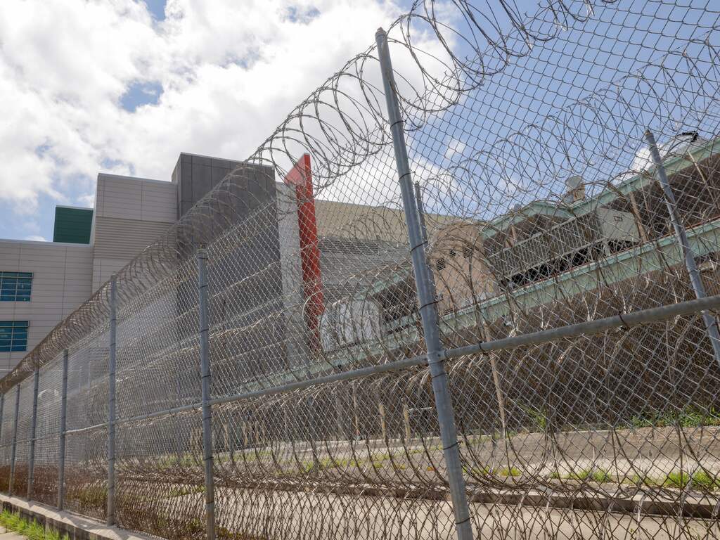 Tien Amerikaanse gevangenen ontsnappen door gat in muur achter toilet