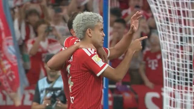 Luis Díaz maakt fraaie goal via onderkant lat