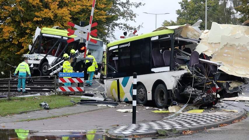 Trein rijdt bus doormidden in Bergen op Zoom