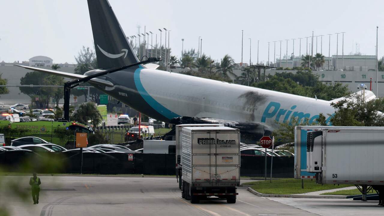 Foto bij Vrachtvliegtuig schiet van landingsbaan in Miami en vliegt in brand