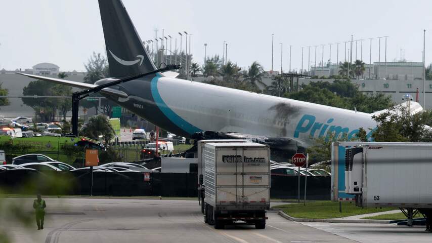 Foto bij Vrachtvliegtuig schiet van landingsbaan in Miami en vliegt in brand