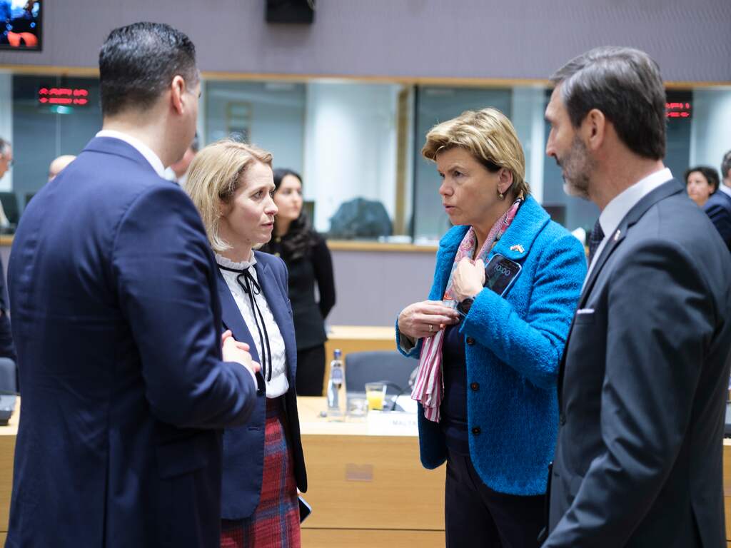 EU gaat aantal sancties tegen Syrië opschorten, maar blijft op zijn hoede