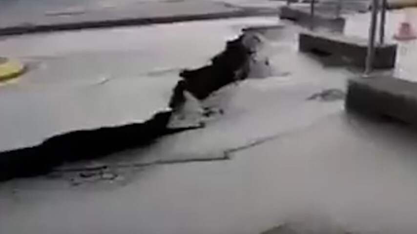 Wegdek in IJsland gescheurd door vulkanische activiteit