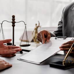 Man is boos op curator na faillissement bedrijf, doet valse melding van liquidatie