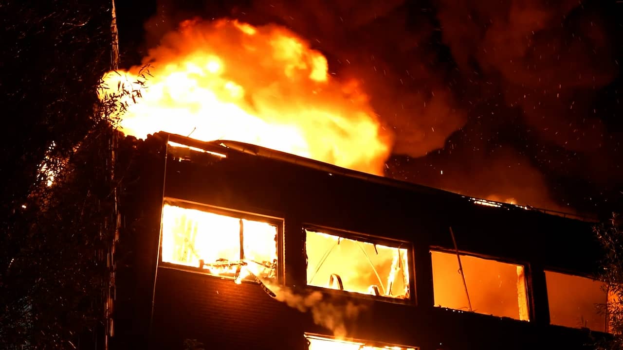 Video | Metershoge vlammen slaan uit oude zeilmakerij in Middelharnis